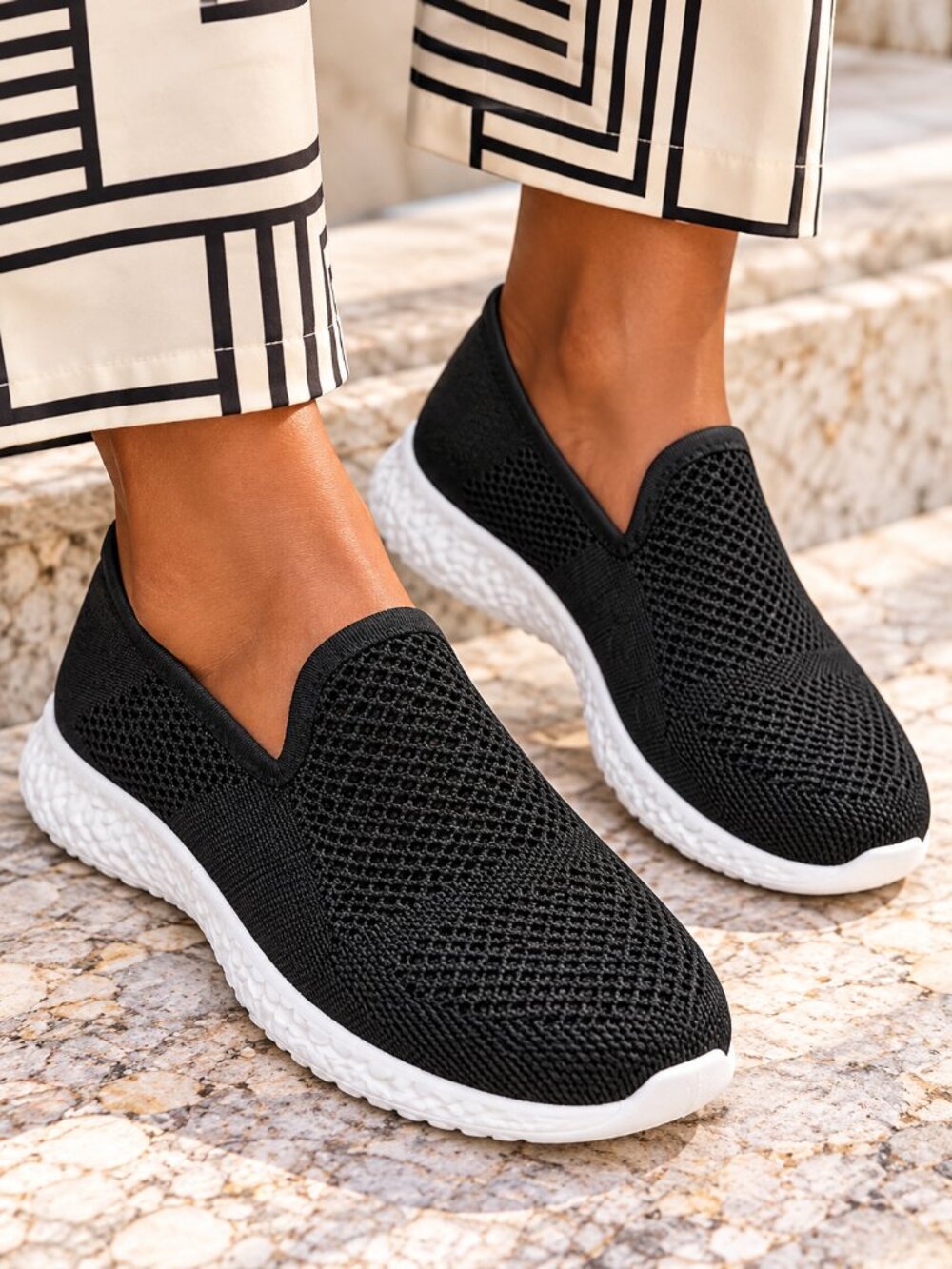 La Sheelah Black Knit Slip-On Walking Sneakers White Sole Size 9